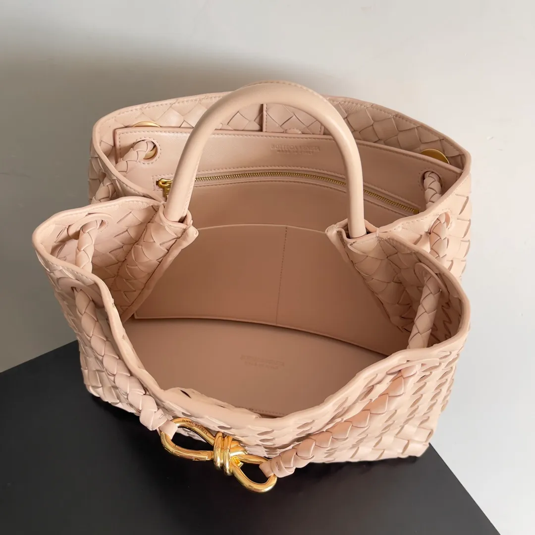 The 2023 new Andiamo batch of 2260 BV has been shipped‼ ️Really popular🔥The new Andiamo woven handbag launched by Bottega Veneta this season is really popular all over the world! ! Celebrities at home and abroad have worn it, and Oscar-winning actress Michelle Yeoh has taken it out on the street. Song Jia, Trai Yara, Yu Feihong, Sanji Ayaka, Rosie Hunting-Whiteley, Yoshioka Riho, etc. have all picked up this bag. It is classic and versatile, showing off its temperament, and the bag capacity is also large, which is very convenient for daily commuting! ! A variety of carrying methods, the shoulder straps can be adjusted by yourself, the original lambskin feels soft and delicate, and the unisex style breaks the gender boundaries and brings a more practical and long-lasting use experience. Andiamo, which has both elegant and casual styles, perfectly interprets the true appearance of "fashionable old money style". Style number: 743572 Size: 32*24*12